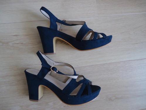 Open schoen imitatie suede blauw en zilver hoge hak., Kleding | Dames, Schoenen, Nieuw, Schoenen met hoge hakken, Blauw, Ophalen of Verzenden