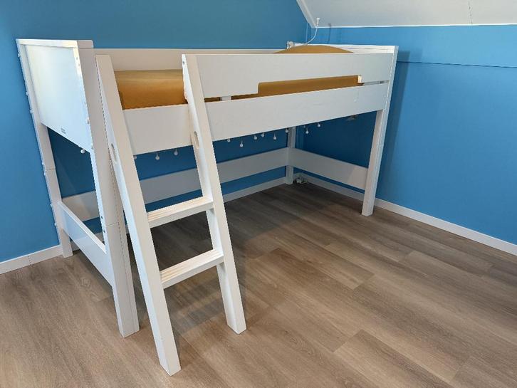 Halfhoogslaper Bopita 90x200 wit met schuine trap en matras, Kinderen en Baby's, Kinderkamer | Stapelbedden en Hoogslapers, Gebruikt
