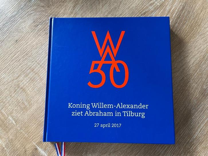 Koning Willem Alexander 50 jaar  in Tilburg, Verzamelen, Koninklijk Huis en Royalty, Nieuw, Tijdschrift of Boek, Nederland, Ophalen of Verzenden