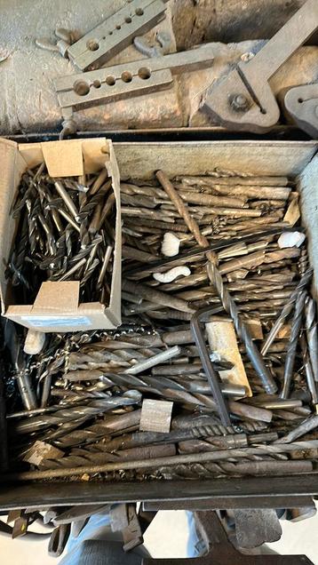 Assorti ijzerboren beschikbaar voor biedingen