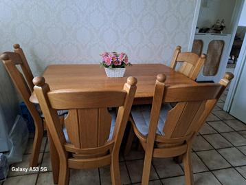 Prachtige eethoek set van massief hout – 1 tafel + 4 stoelen beschikbaar voor biedingen
