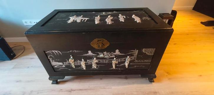Oude Aziatische kist met jade inleg, Antiek en Kunst, Antiek | Meubels | Kasten, Ophalen of Verzenden