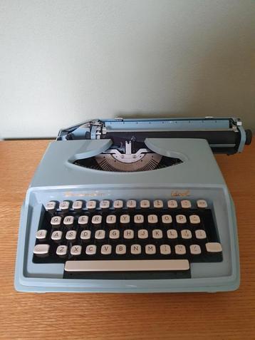Laaks Brocante,  vintage typemachine Remington beschikbaar voor biedingen