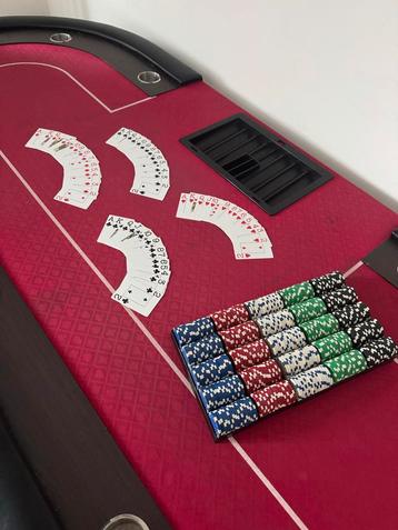Pokertafel met kaarten en fiches beschikbaar voor biedingen
