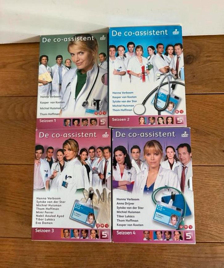 De Co-assistent DVD Box - Seizoen 1 t/m 4, Cd's en Dvd's, Dvd's | Tv en Series, Gebruikt, Komedie, Boxset, Alle leeftijden, Verzenden