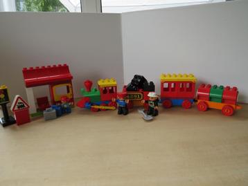 duplo lego trein met treinstation en poppetjes, lokomotief beschikbaar voor biedingen