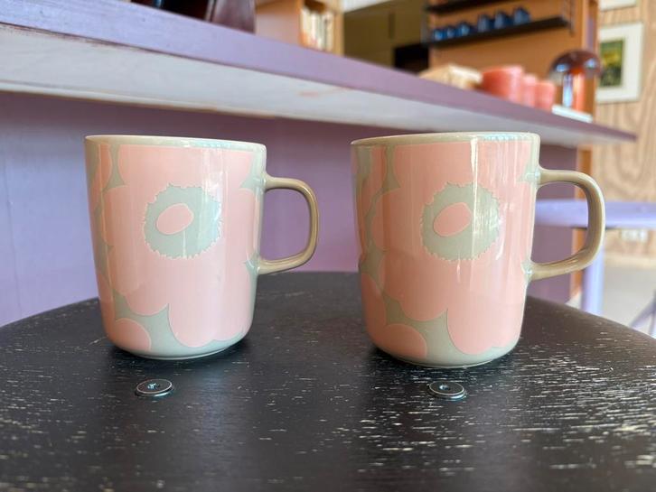2x Marimekko - Oiva Unikko Mok - Herfst 2022, Huis en Inrichting, Keuken | Servies, Zo goed als nieuw, Kop(pen) en/of Schotel(s)