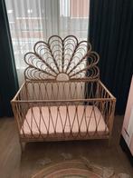 Rotan Ledikant met uniek hoofdeinde, Kinderen en Baby's, Ophalen, Zo goed als nieuw, Ledikant