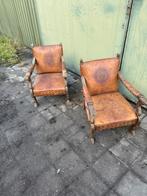 Twee leren stoelen met houtsnijwerk, Ophalen