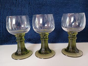 glazen roemers en gekleurd glas beschikbaar voor biedingen