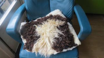 Gevilt vachtje, te gebruiken als kussen, ongeveer 50x50cm beschikbaar voor biedingen