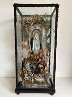 Oude grote vitrinekast met Mariabeeld in grot Lourdes 53 cm, Antiek en Kunst, Antiek | Religie, Ophalen