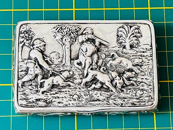 Antiek snuifdoosje van zilver met jachttafereel, Antiek en Kunst, Antiek | Goud en Zilver, Zilver, Ophalen of Verzenden
