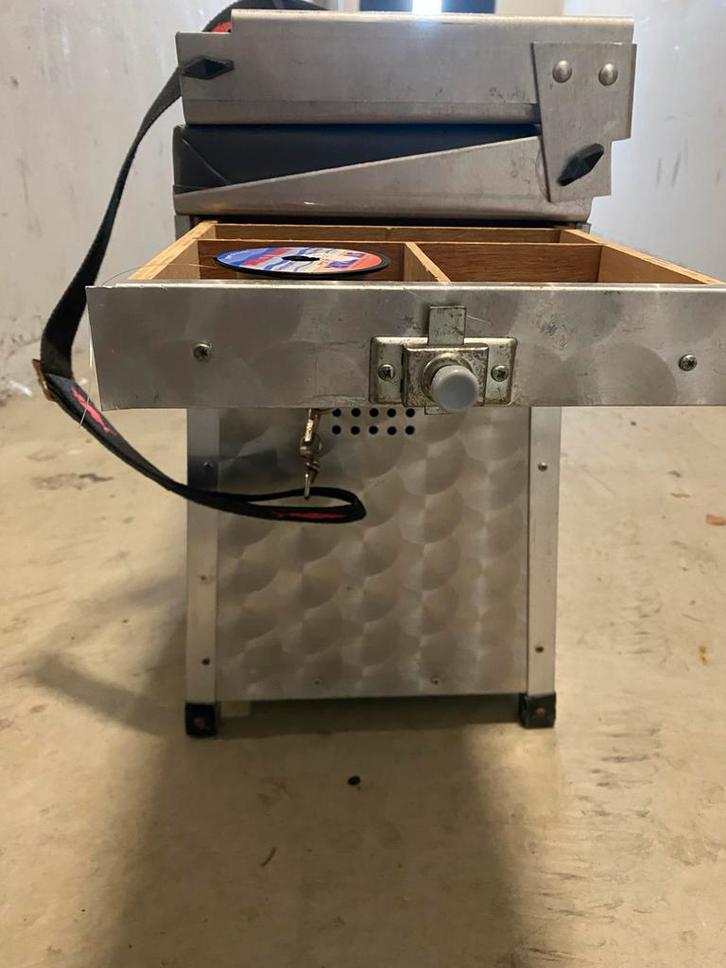 Viskoffer met 2 laden en zitkussen - goede staat, Watersport en Boten, Hengelsport | Karpervissen, Gebruikt, Overige typen, Ophalen of Verzenden