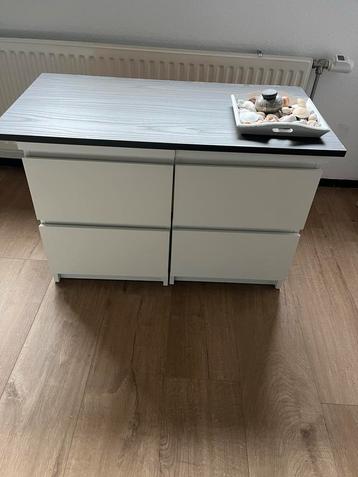 2 Nachtkastjes met diepe laden beschikbaar voor biedingen