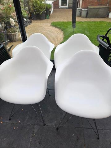 6 Witte Eetkamerstoelen Kunststof/RVS beschikbaar voor biedingen