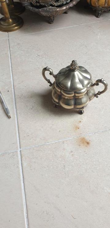 Antieke verzilverde suikerpot beschikbaar voor biedingen