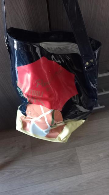Schouderstrandtas.
Achterkant is zwart.

 beschikbaar voor biedingen