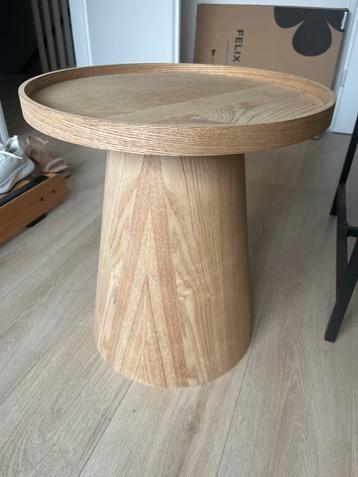 Bijzettafel beschikbaar voor biedingen