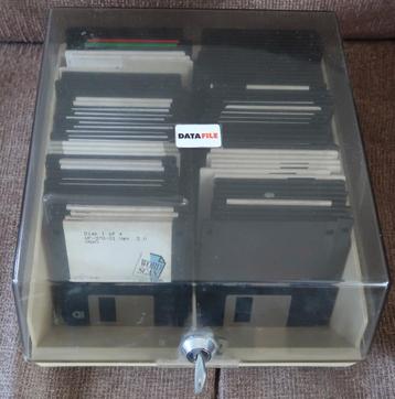 84x HD diskettes PC in plastic bak beschikbaar voor biedingen