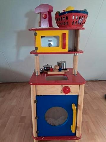 Houten keukentje met wat kookspulletjes  beschikbaar voor biedingen