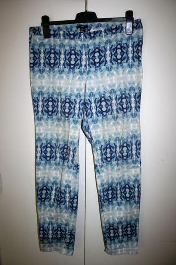 Leuke blauw gevlekte jeansbroek van H en M maat 44 slimfit beschikbaar voor biedingen