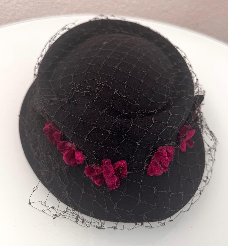 Vintage zwart hoedje met roze bloemetjes en netversiering, 56 of 57 cm (M, 7 of 7⅛ inch), Hoed, Ophalen of Verzenden, Onbekend