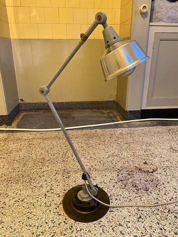 Industriële werkplaats lamp beschikbaar voor biedingen