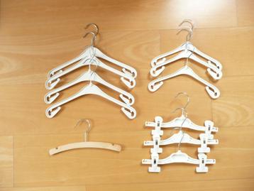 Kinderkleding hangers beschikbaar voor biedingen
