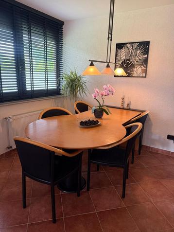 Stijlvolle ovale eettafel met 6 bijpassende stoelen beschikbaar voor biedingen