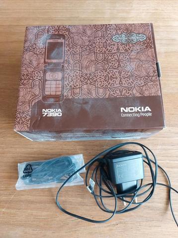 Leeg doosje van Nokia 7390, oplader, boekjes en oortjes