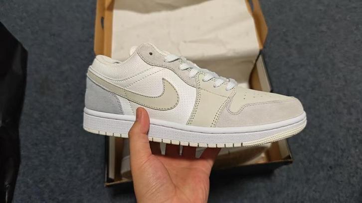 Air Jordan 1 Low "Paris" - Wit/Grijs, Kleding | Dames, Schoenen, Nieuw, Sneakers of Gympen, Wit, Ophalen of Verzenden