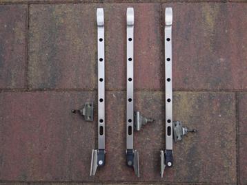 3 raamuitzetters met stelpennen   beschikbaar voor biedingen