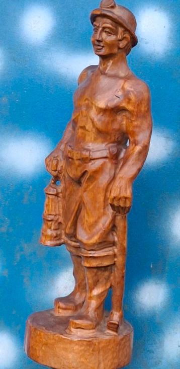 Mijnwerker. Stoere gespierde Mijnwerker.  Houtsnijwerk. 37cm beschikbaar voor biedingen