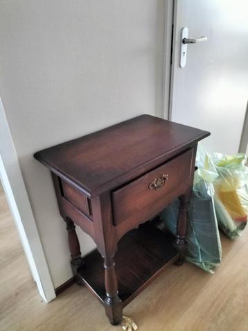 Houten Bijzettafel met Lade beschikbaar voor biedingen