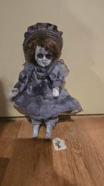 Creepy doll Aggie horror pop haunted muziekdoos gothic, Verzamelen, Poppen, Ophalen of Verzenden