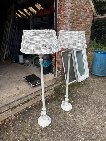 Brocante vloerlampen beschikbaar voor biedingen