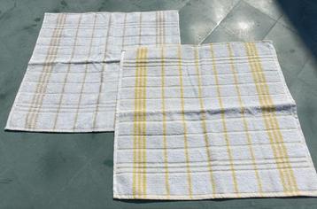 2 Vintage handdoek geel bruin badstof katoen 48 x 52 cm (J11 beschikbaar voor biedingen
