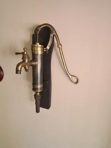Wand -object pomp beschikbaar voor biedingen