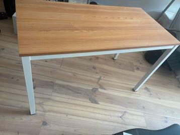 Houten tafel/Bureau met Witte Poten beschikbaar voor biedingen
