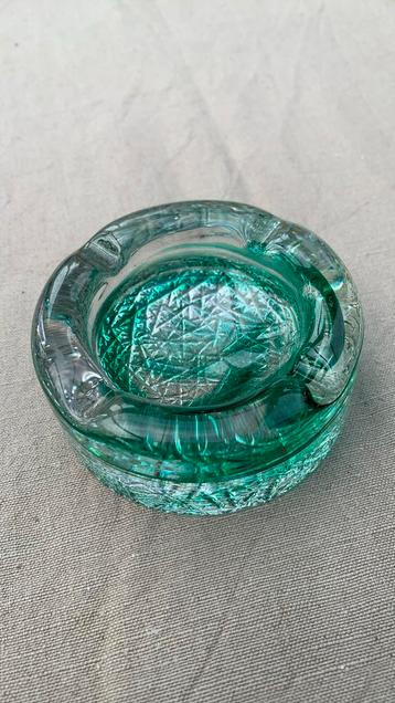 Mooie vintage glazen asbakje beschikbaar voor biedingen