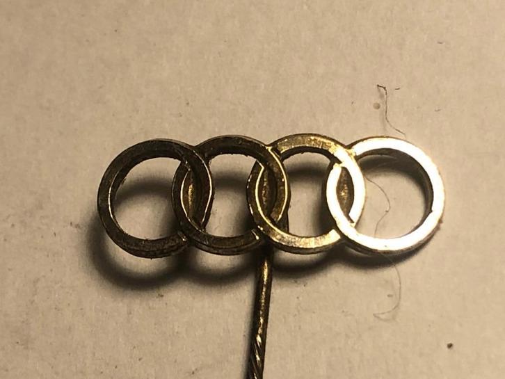 Metalen AUDI LOGO AUTOMERK Speld (Metaalkleur)., Verzamelen, Speldjes, Pins en Buttons, Zo goed als nieuw, Speldje of Pin, Transport