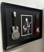 Mark Knopfler lijst met twee miniatuur gitaren wanddeco deco, Verzamelen, Muziek, Artiesten en Beroemdheden, Info@deconoord.nl
