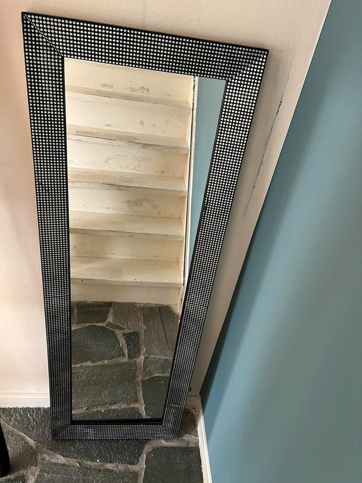 Spiegel met Zwart Frame en Studs, Huis en Inrichting, Woonaccessoires | Spiegels, Gebruikt, Minder dan 50 cm, 100 tot 150 cm, Rechthoekig