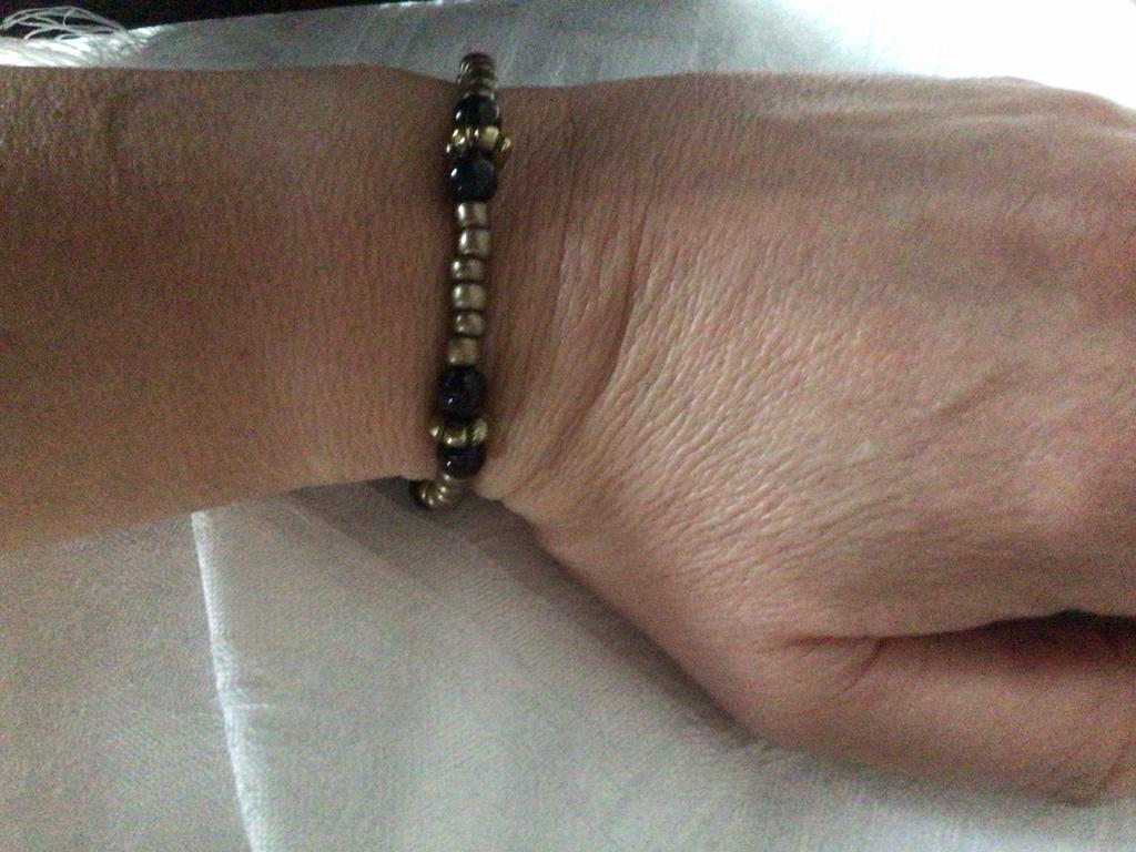 Zelfgeregen naturel armbandje, Verzenden, Zo goed als nieuw, Elastiek