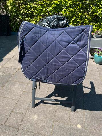 Donkerblauw setje, dekje + oornetje beschikbaar voor biedingen