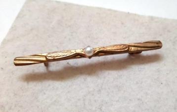 Oude goudkleurige of messing staafbroche met pareltje  beschikbaar voor biedingen