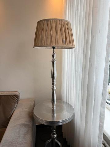 Elegante Staande Lamp met Tafel beschikbaar voor biedingen