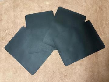 4 zwarte placemats beschikbaar voor biedingen