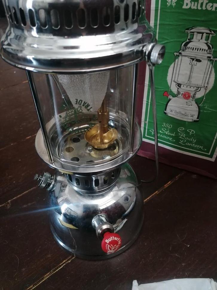 Butterfly petroleum druklamp splinternieuwe, Antiek en Kunst, Antiek | Lampen, Ophalen of Verzenden